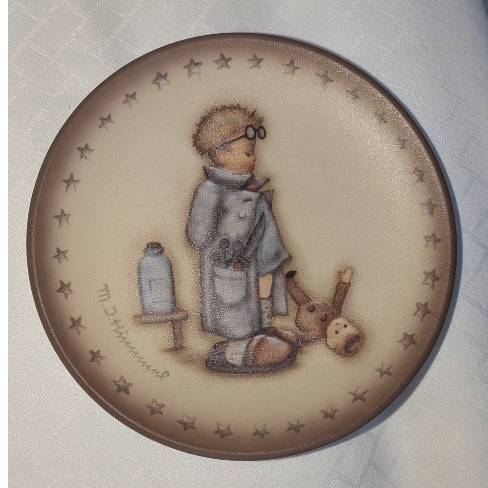 Goebel MJ Hummel Doctor Puppendoktor Mini Plate Hum 994 1994 24th Ed 3.125in Box